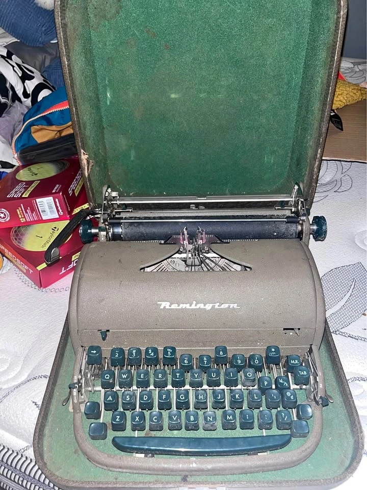 Remington Quiet-riter Typewriter