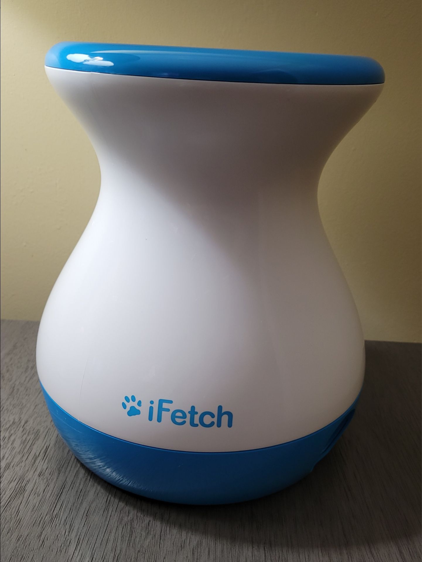 iFetch Frenzy Dog Fetch Toy Brain Teaser Non Electric Ball Throw