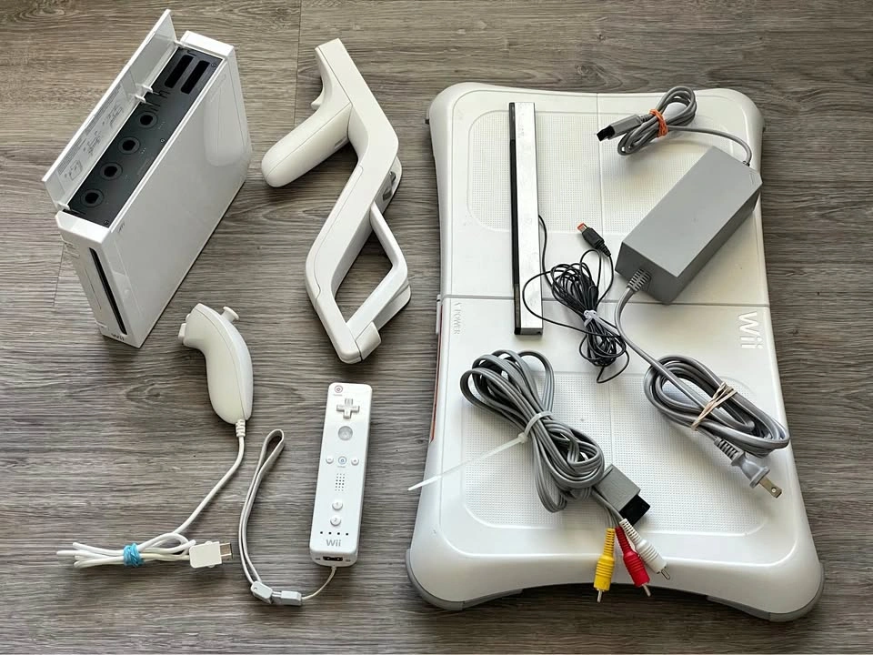 Nintendo Wii Bundle - Console & Remote