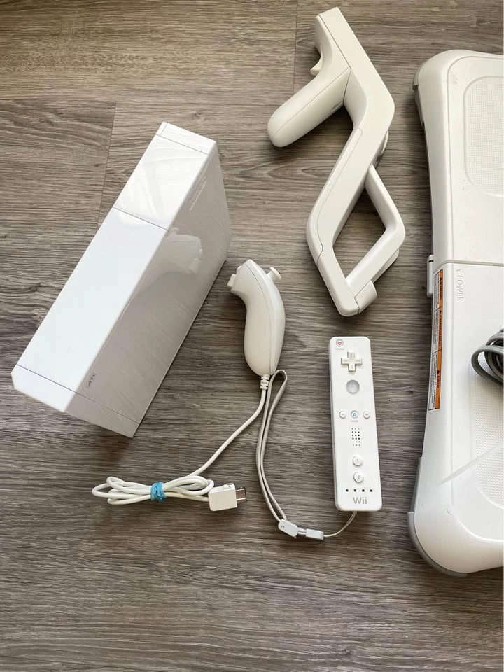 Nintendo Wii Bundle - Console & Remote - photo 2