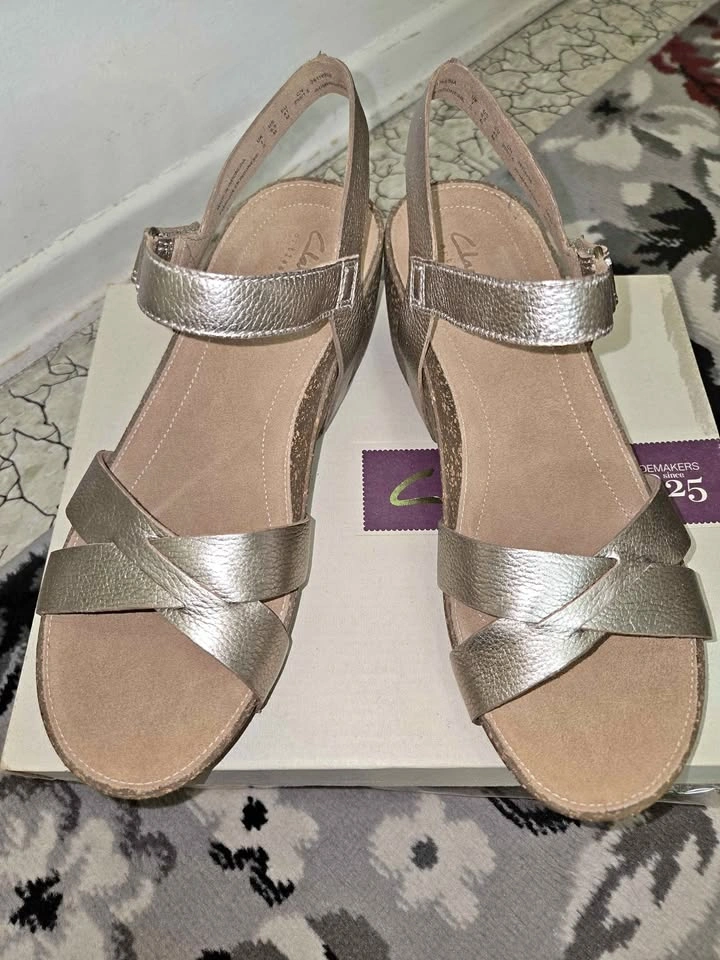 NEW in Box Clarks Temira Compass Gold Metallic Leather Wedge San
