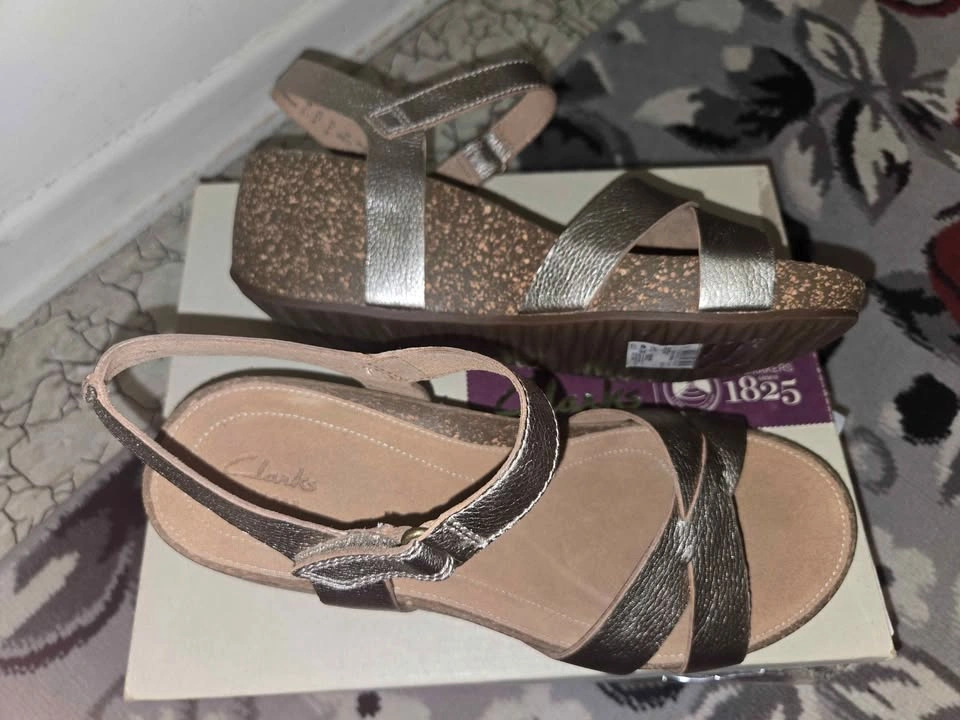 NEW in Box Clarks Temira Compass Gold Metallic Leather Wedge San - photo 2