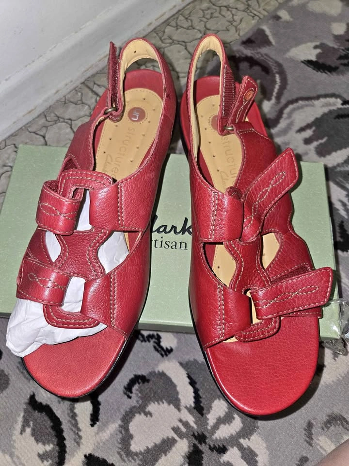 NEW Clarks Unstructured Red Leather Sandals Size 9.5W