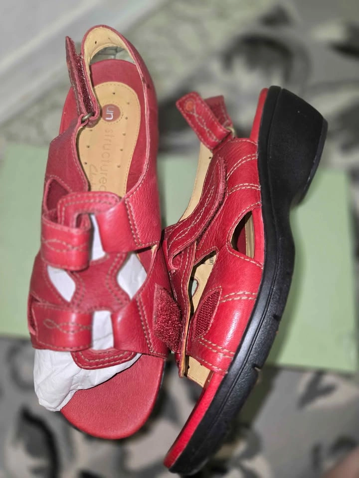 NEW Clarks Unstructured Red Leather Sandals Size 9.5W - photo 2