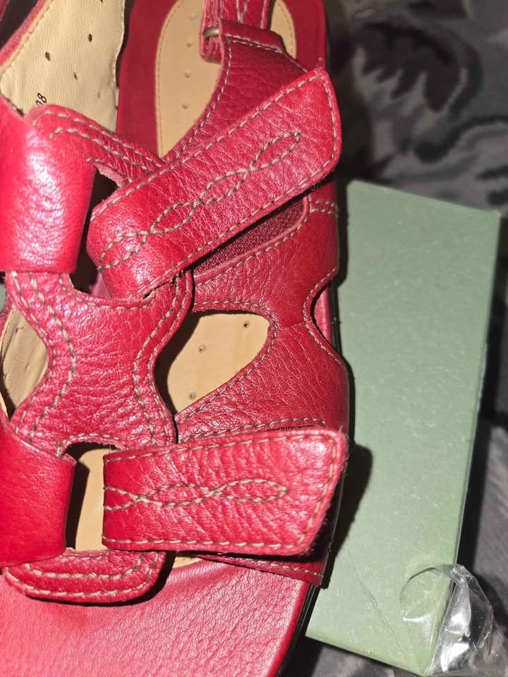 NEW Clarks Unstructured Red Leather Sandals Size 9.5W - photo 3