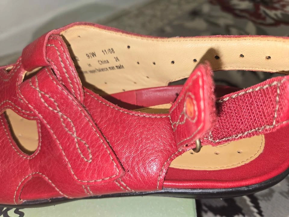 NEW Clarks Unstructured Red Leather Sandals Size 9.5W - photo 4
