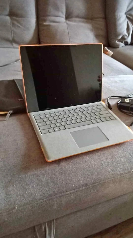 Microsoft Surface Laptop 1 (1769) - 13.5" Touchscreen (i5, 8GB,