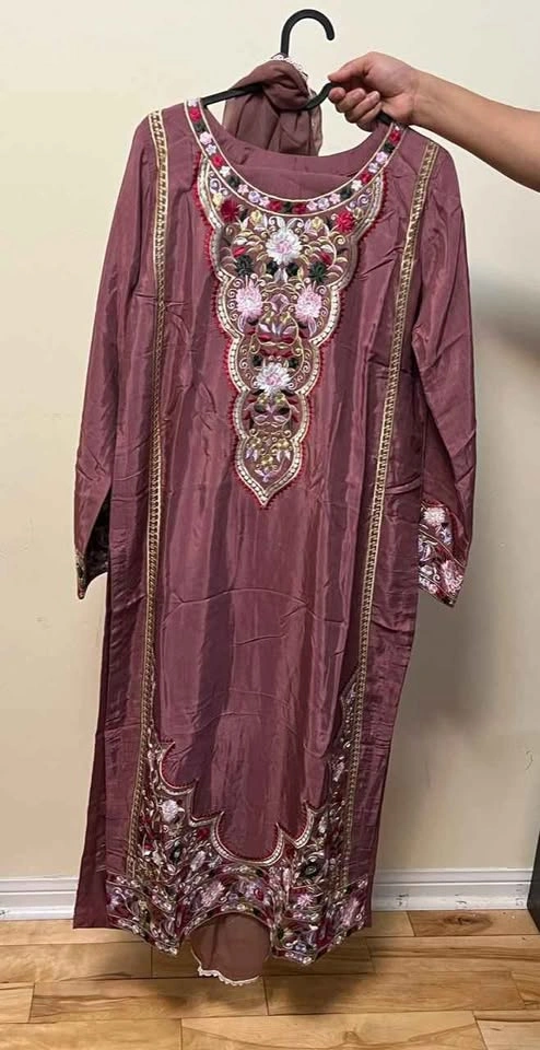 Beautiful embroidered kaftan - photo 4