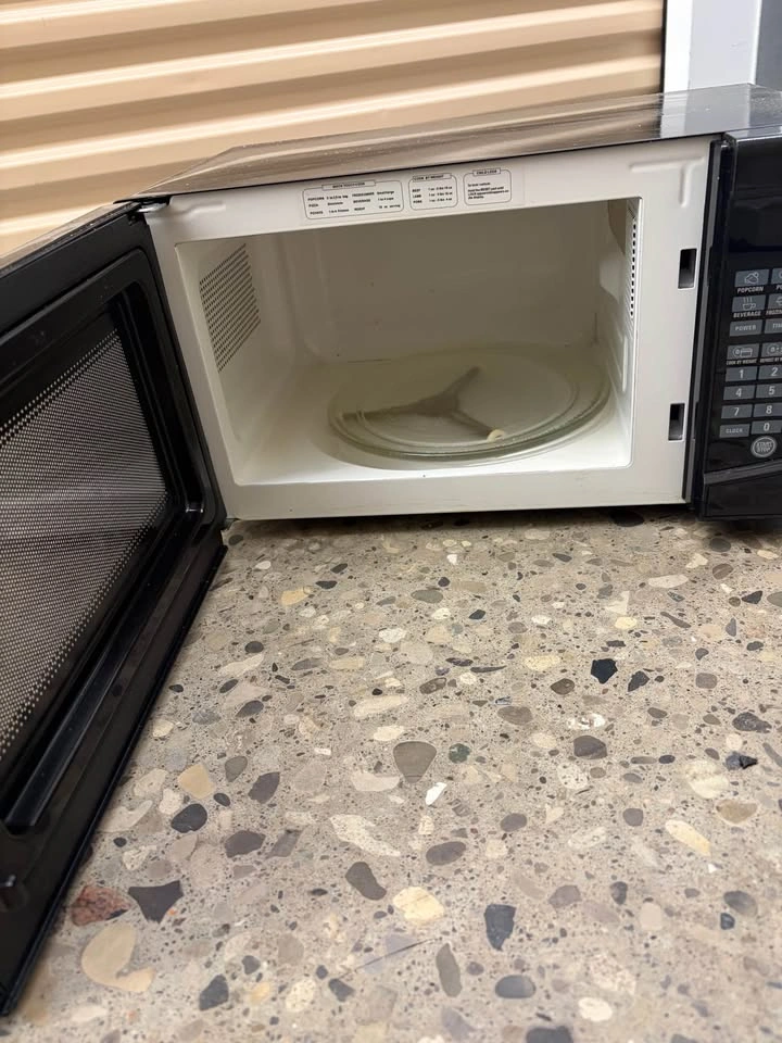 Black microwave - photo 2
