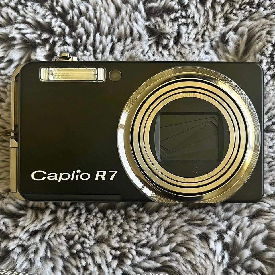 Ricoh Caplio R7 Digital Camera with Charger, SD Card, Case