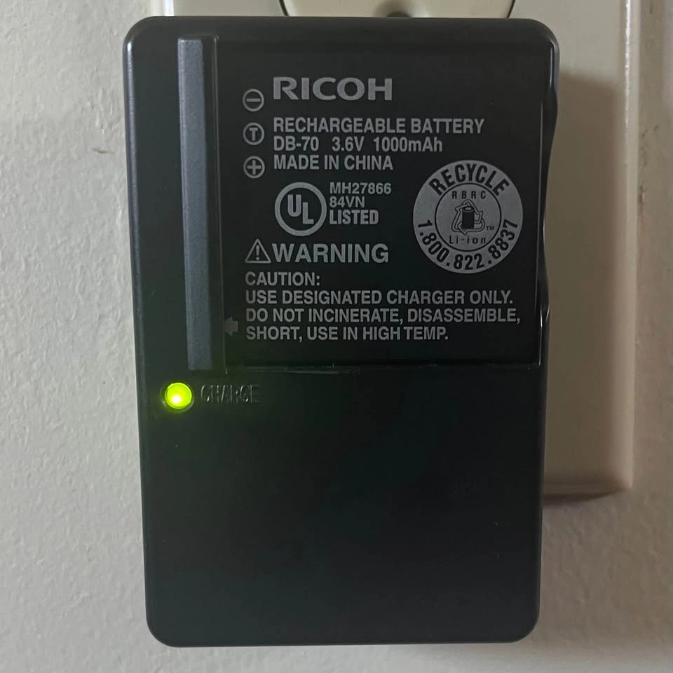 Ricoh Caplio R7 Digital Camera with Charger, SD Card, Case - photo 3