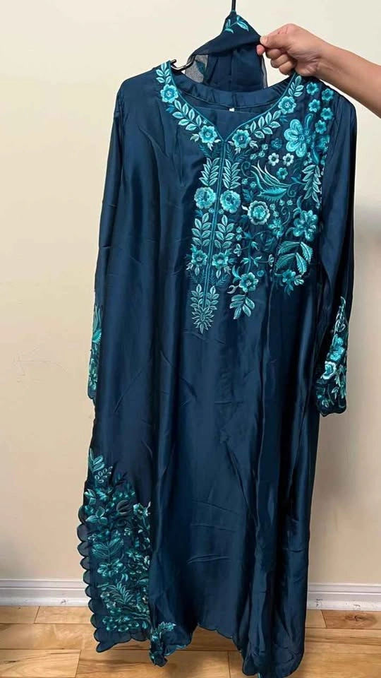 Beautiful silk embroidered kaftan - photo 2