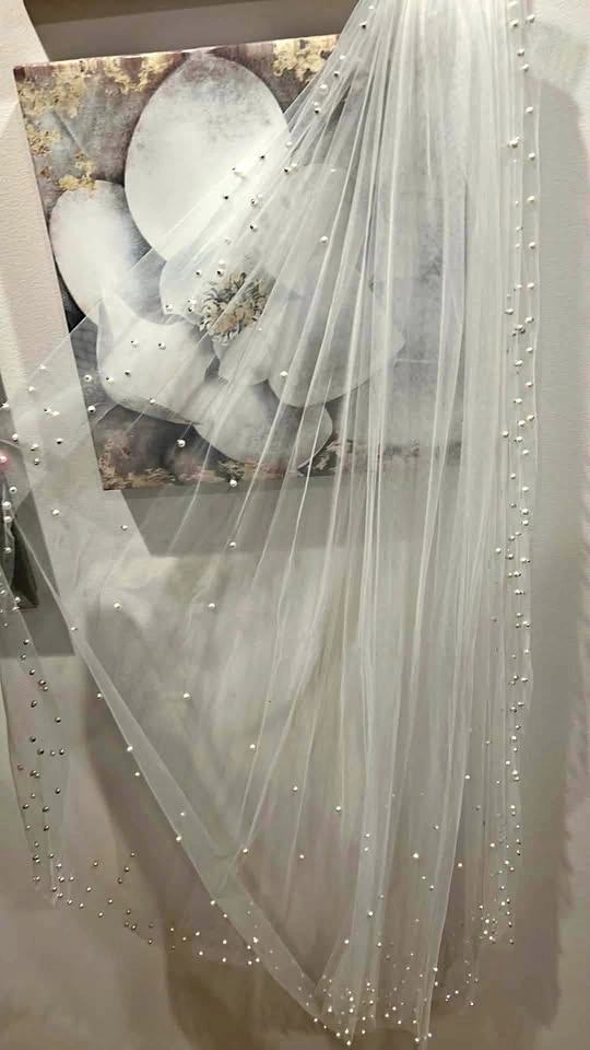 Fingertip soft white Pearl veil