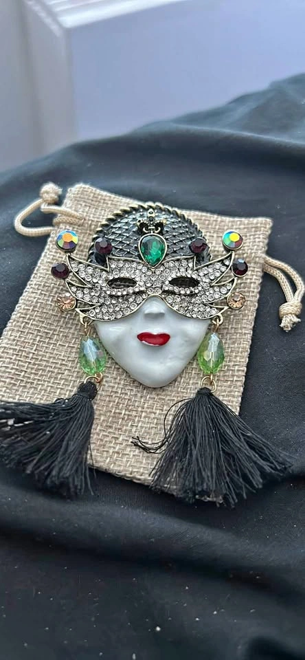 Large geisha brooch