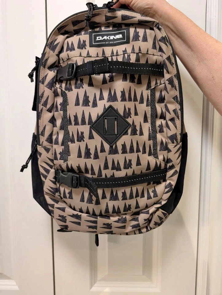 Dakine Backpack NEW with tag - 18L YOUTH