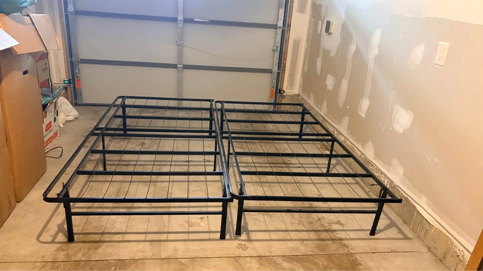 King size bed frame Metal. Comes with 2 - photo 2