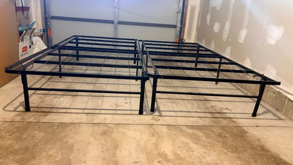 King size bed frame Metal. Comes with 2 - photo 3