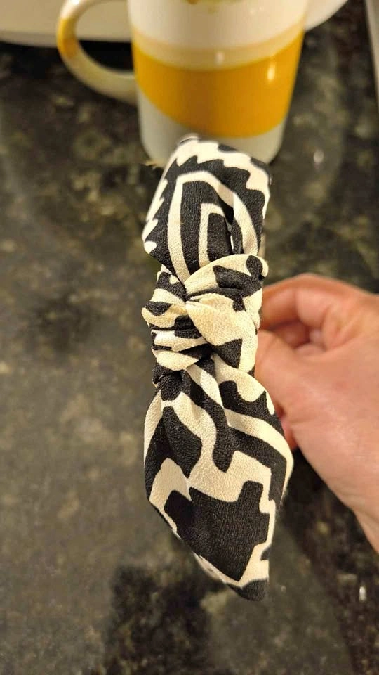 Black and white patterned knotted headband