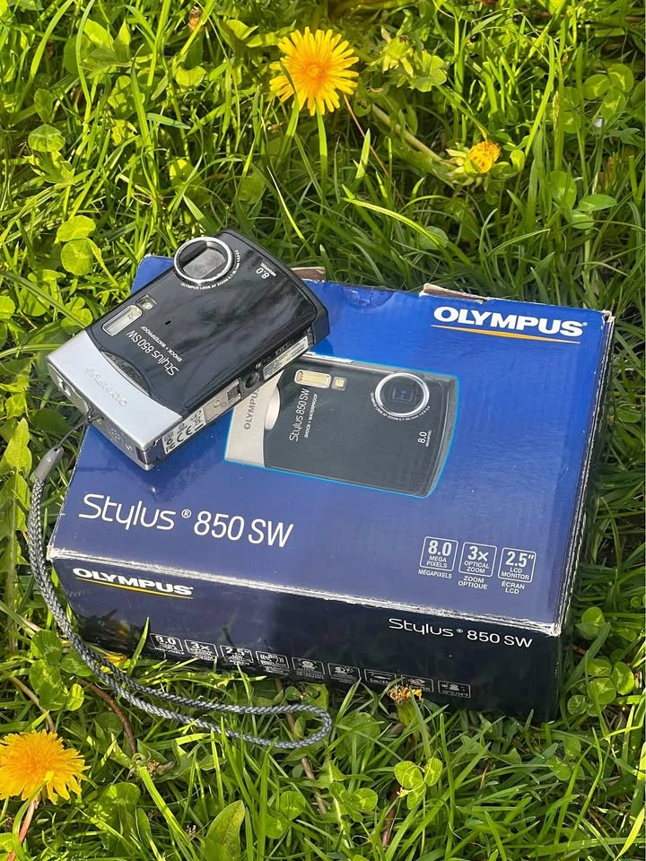 Olympus Stylus 850 SW Digital Camera in Box
