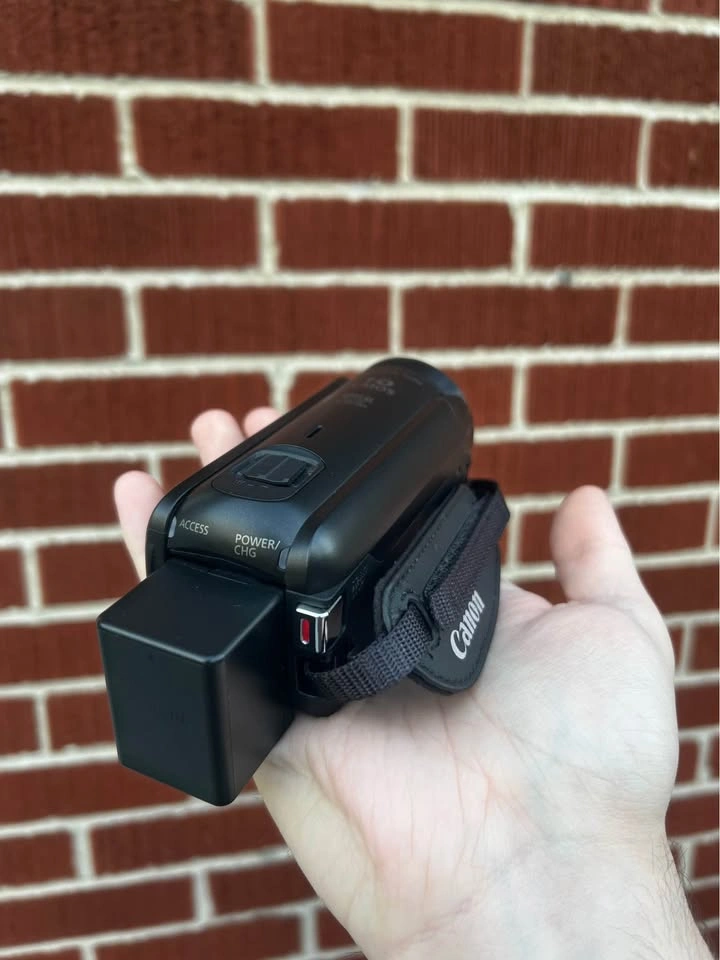 Canon VIXIA HF R800 Camcorder - photo 4