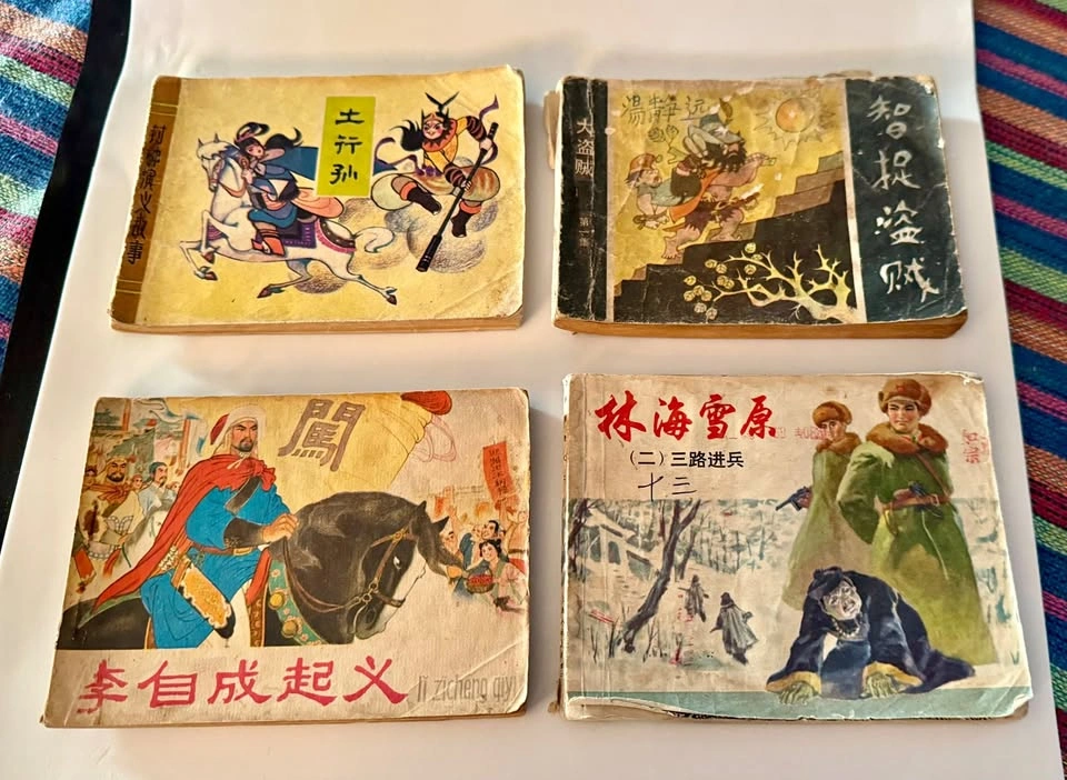 4 Vintage Chinese Lianhuanhua Pocket Comic Books