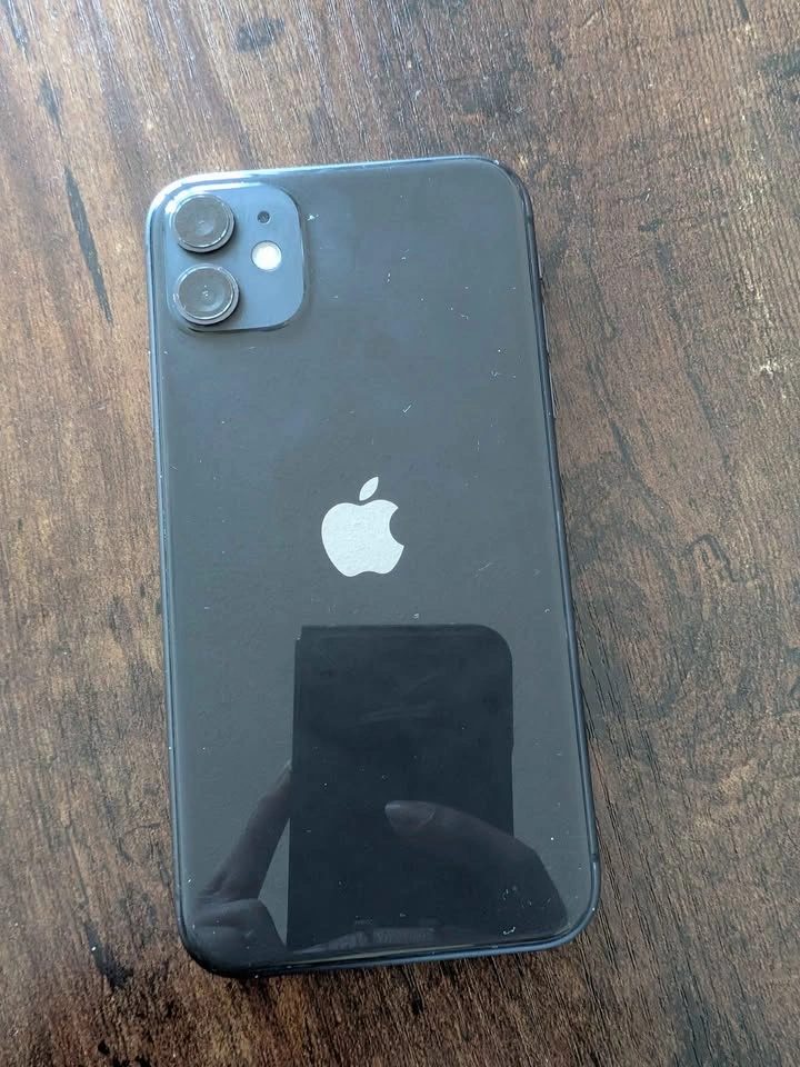 iPhone 11 64GB Black - Excellent Condition - photo 2