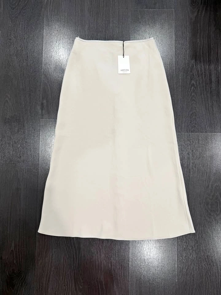 Aritzia Devotion Skirt Size 6 NWT