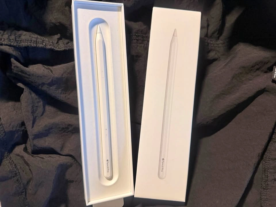 Apple Pencil Pro w/ Replacement Tips