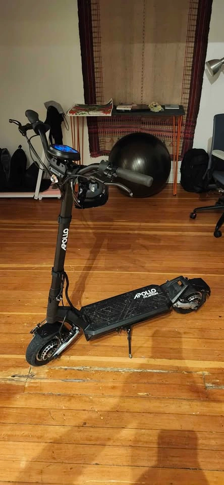 Apollo Phantom V3 Electric Scooter - photo 2