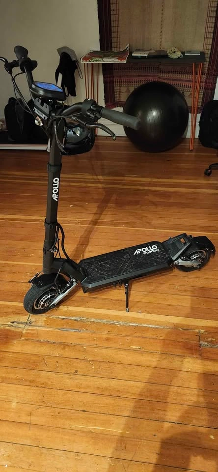 Apollo Phantom V3 Electric Scooter - photo 3