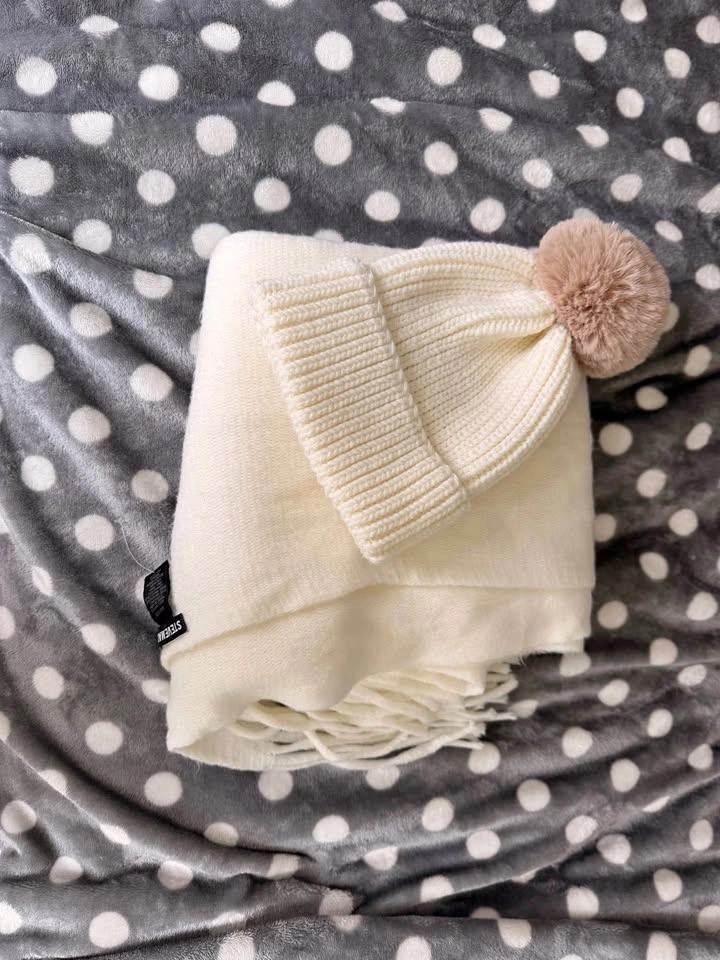 Steve Madden Set Toque and Scarf