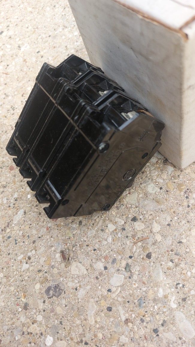 GE THQAL32060 60A 3pole 240v Breaker - photo 2