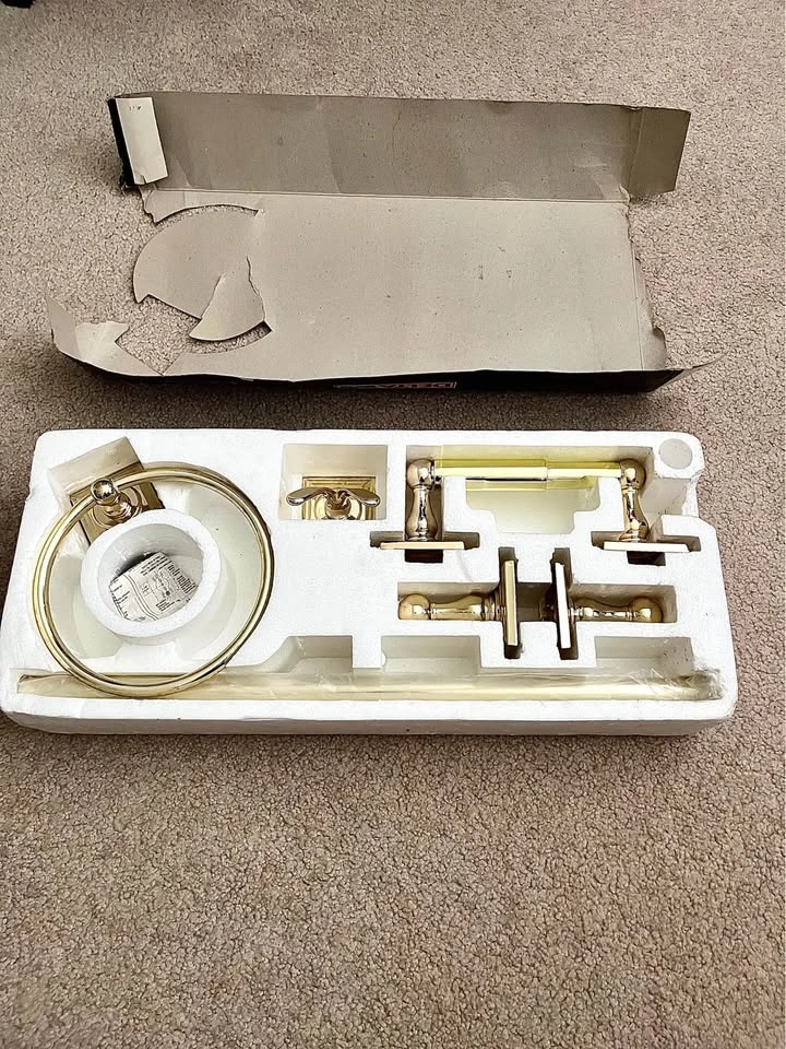 Delta 7650 Series Gold 4-Piece Bathware Set - BRAND NEW - photo 3