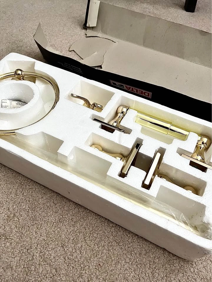 Delta 7650 Series Gold 4-Piece Bathware Set - BRAND NEW - photo 4