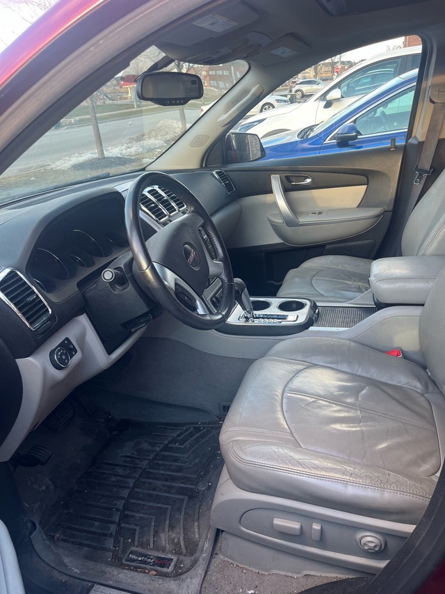$1800 OBO - 2008 GMC ACADIA - photo 5