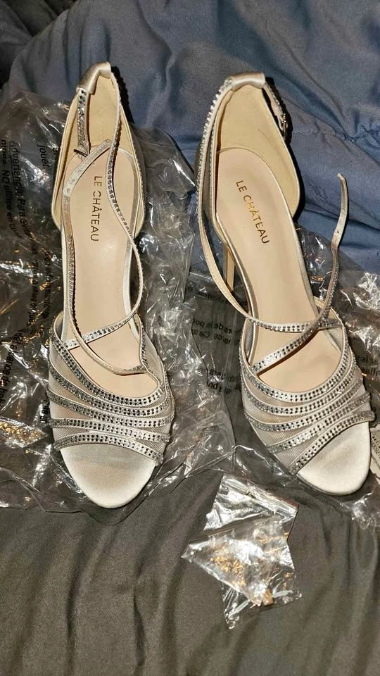 New LE CHÂTEAU Champagne Rhinestone Heels