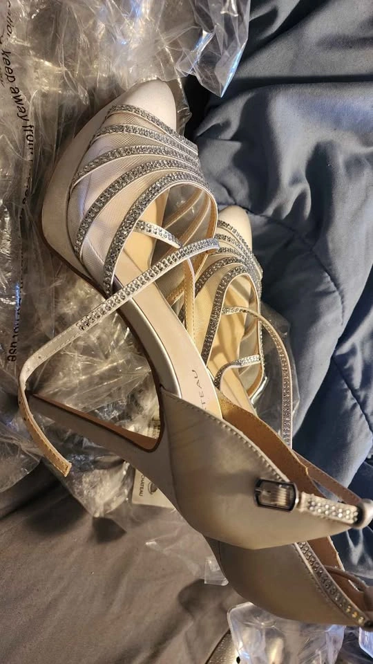New LE CHÂTEAU Champagne Rhinestone Heels - photo 5