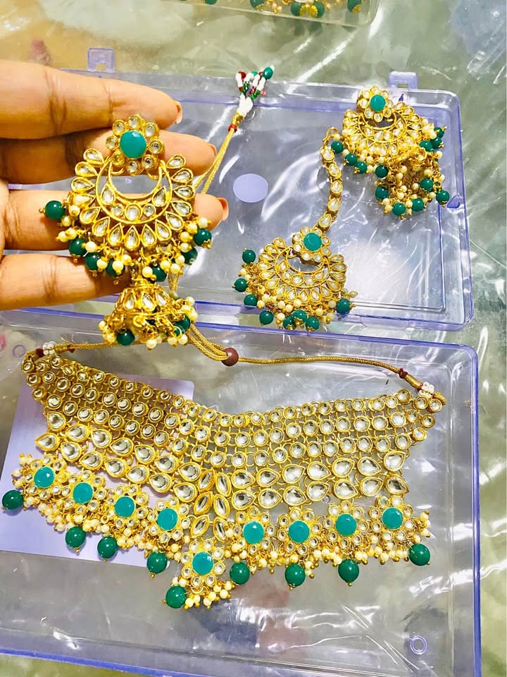Beautiful 😍 emerald green kundan set new in box