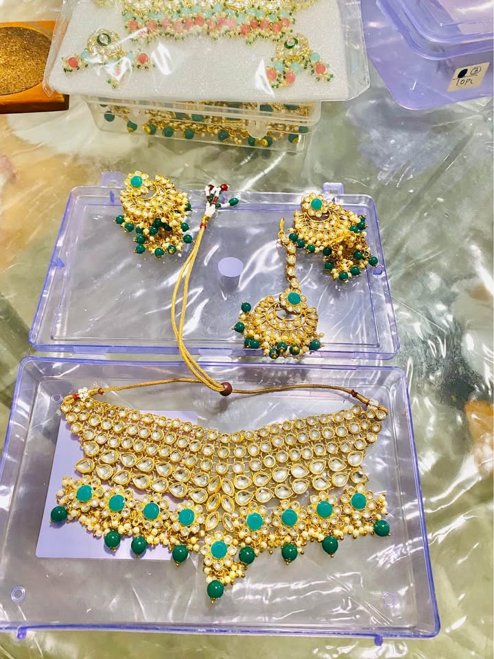 Beautiful 😍 emerald green kundan set new in box - photo 2