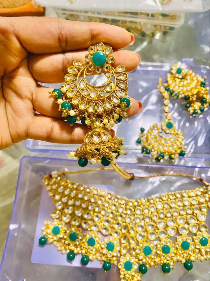 Beautiful 😍 emerald green kundan set new in box - photo 3