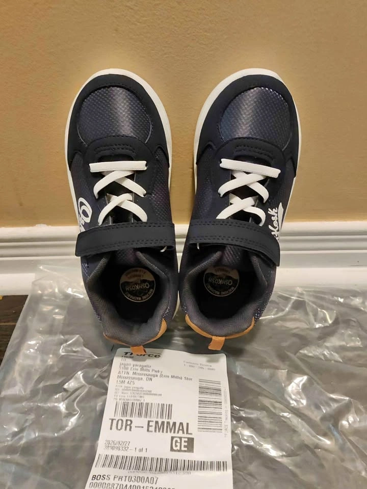 New OshKosh Kid Boy Shoes Size 3 Youth