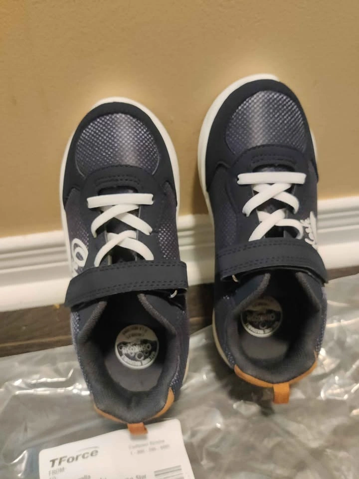 New OshKosh Kid Boy Shoes Size 3 Youth - photo 3