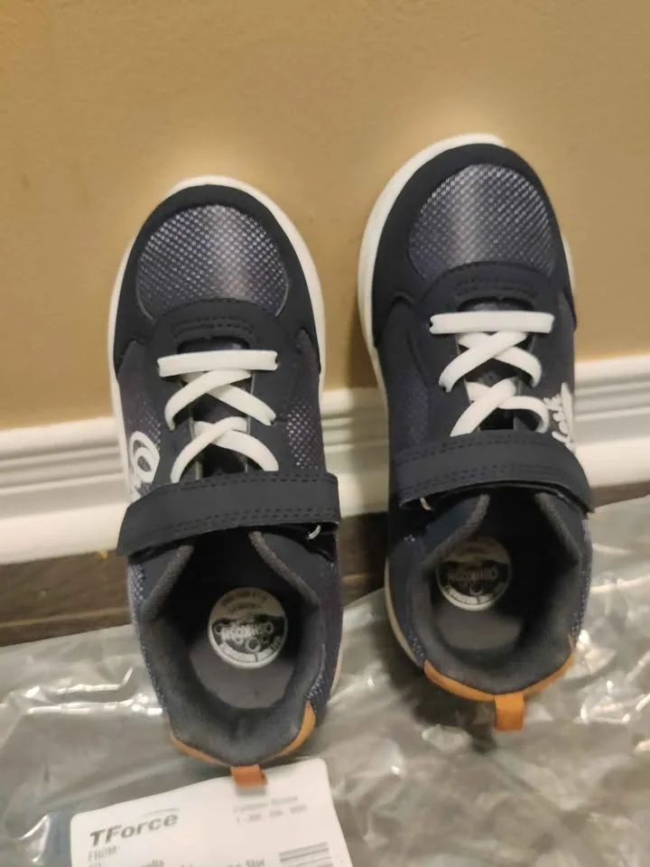 New OshKosh Kid Boy Shoes Size 3 Youth - photo 3