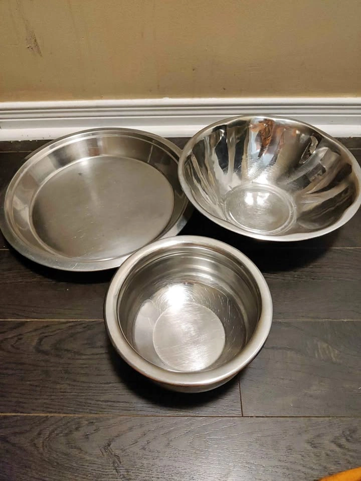 Used good large capacity 3 stainless steel bowls and plates