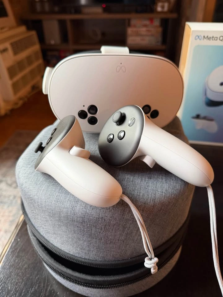 Meta Quest 3S VR system - photo 2