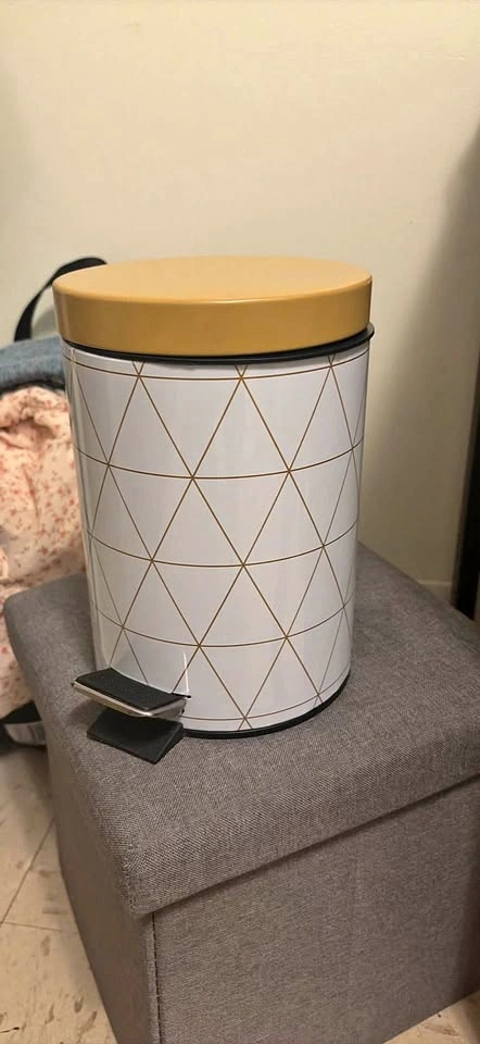Small trash can for rooms and bathroom