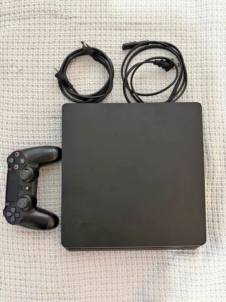 PS4 Slim Bundle – Controller + Games Included – Excellent Condit