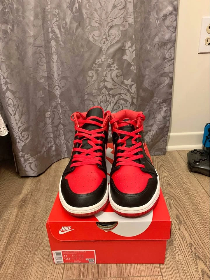 Air Jordan 1 Mid Alternate Bred