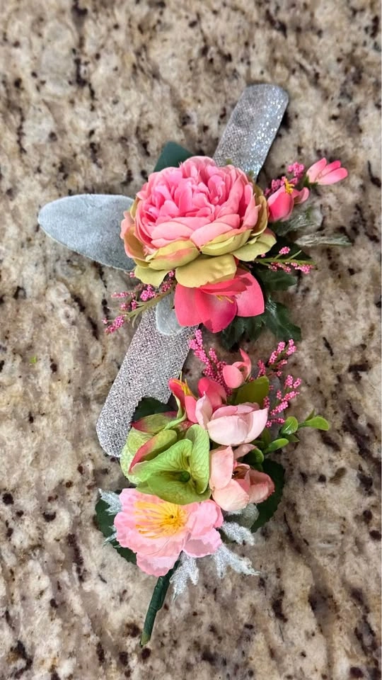 GRADUATION! Wristlet & Boutonniere in pink and soft green - photo 2