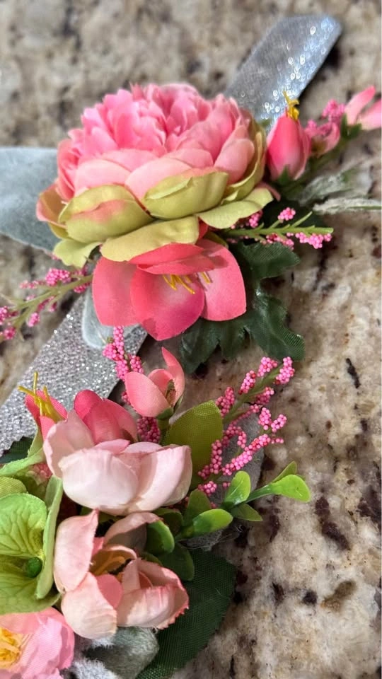 GRADUATION! Wristlet & Boutonniere in pink and soft green - photo 3